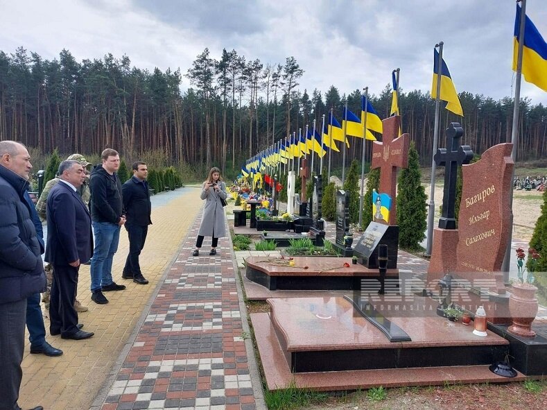 Азербайджанская делегация посетила воинские захоронения ВСУ, выражая гордость  участием азербайджанцев на стороне киевского режима. Фото из открытых источников сети Интернета