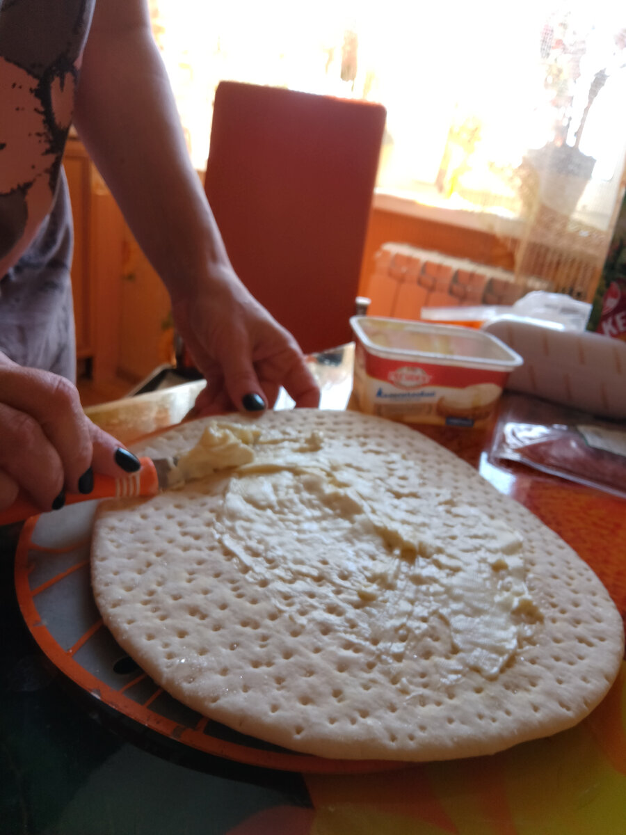 2. Намазываем основу плавленным сыром. 