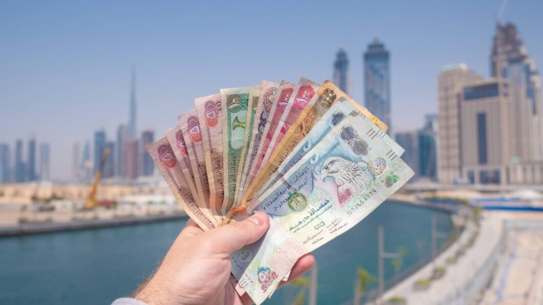 1 доллар в дубае. Дубайские купюры. Валюта в Дубае. Деньги ОАЭ. Купюры Эмиратов.