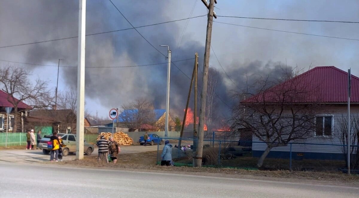    В поселке Сосьва в Свердловской области горят 50 строений