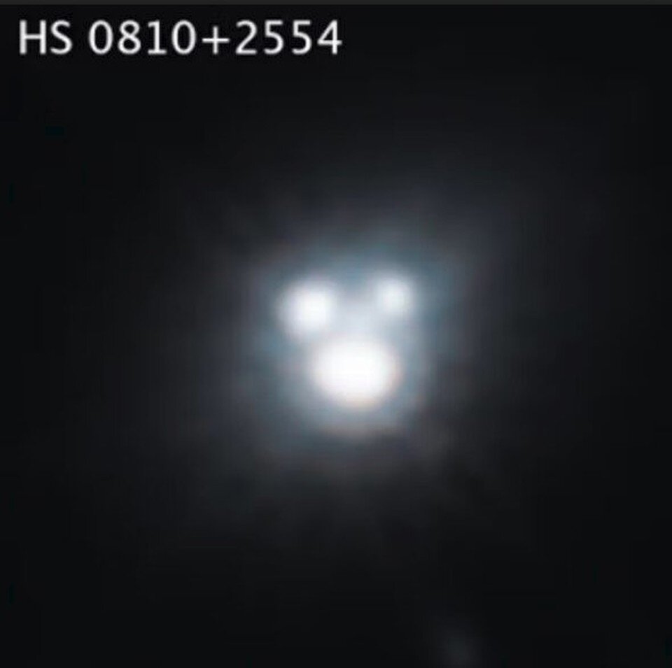    Несколько изображений удаленного объекта, видимого сквозь «гравитационную линзу».