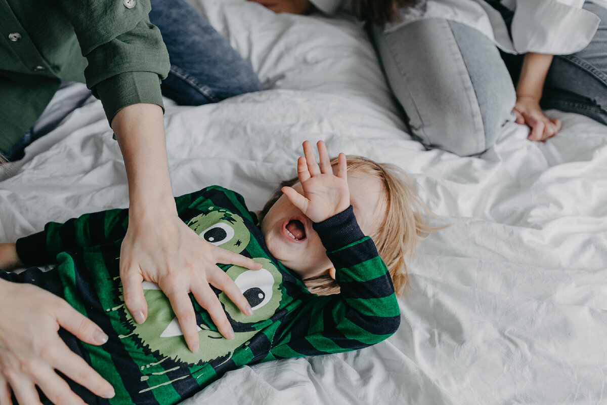 Малыш может много плакать или плохо спать