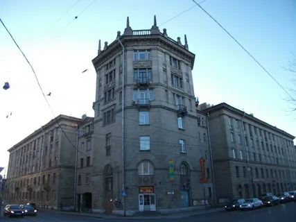 Сталинский жилой дом с восьмигранной башней по адресу проспект Обуховской Обороны дом 39.