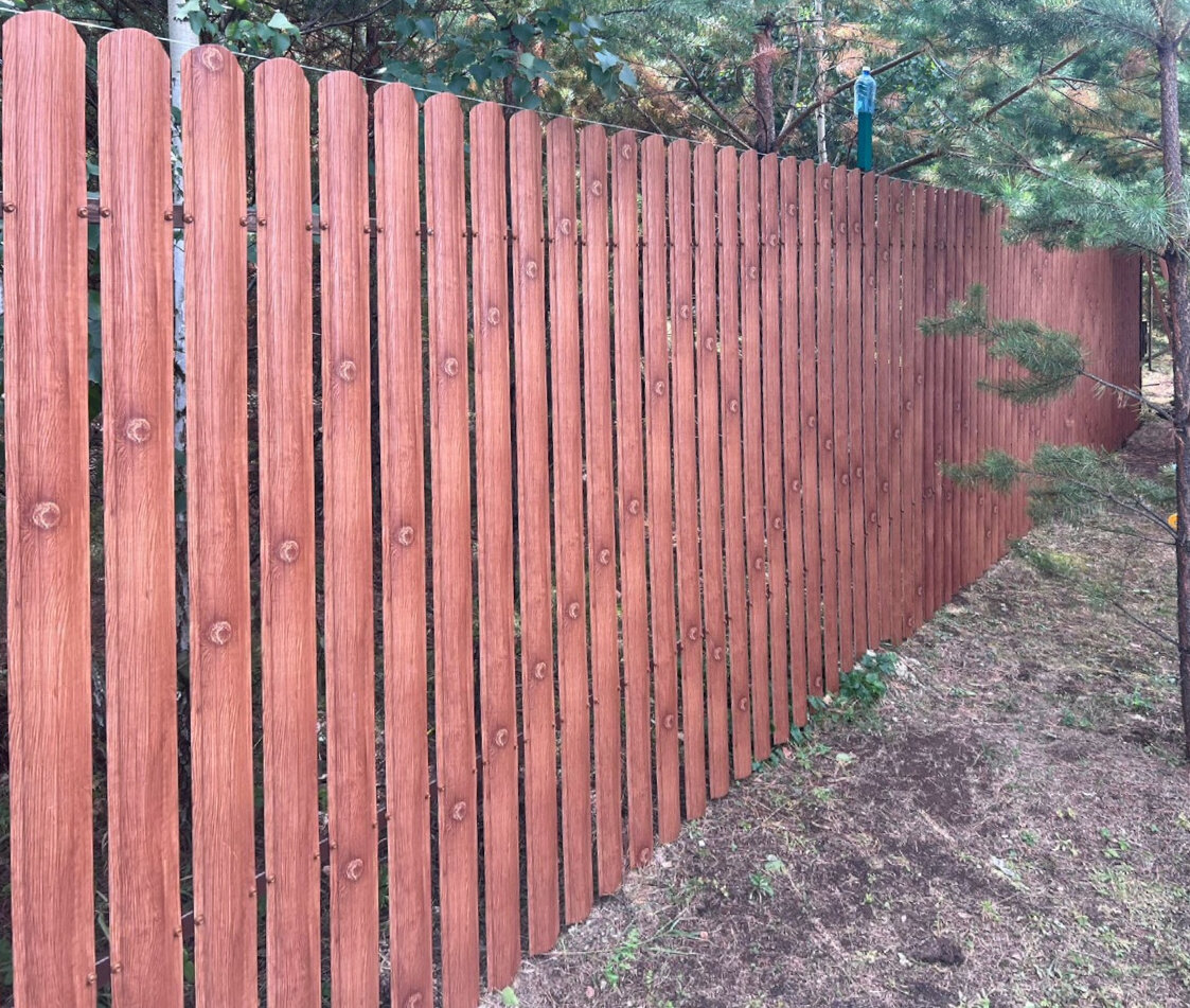 Металлический штакетник Версаль с декоративно-полимерным покрытием под дерево