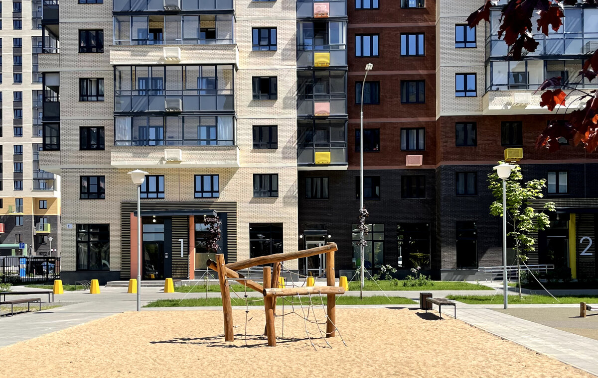 Когда здание больше 10 этажей, снять его в городе крайне сложно — ничего страшного, пусть в кадр влезут несколько этажей, но следите чтобы здание стояло вертикально и не падало в разные стороны