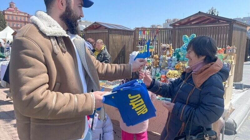     Члены Хабаровского регионального отделения ЛДПР и молодежной организации партии поздравили жителей краевой столицы с праздником и раздали подарки на центральной площади города.