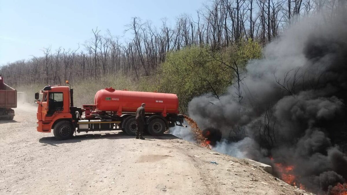     Целый лесной массив на улице Холмистая загорелся во Владивостоке. На месте происшествия прибыли огнеборцы и сотрудники ПЭО.