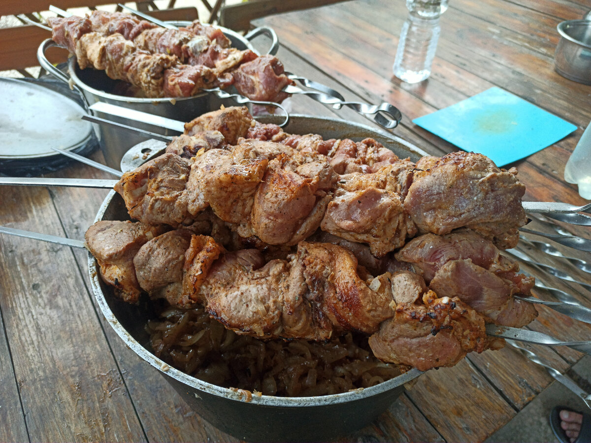 Рецепт сочного шашлыка с уксусом. Шашлык из свинины с луком. Шашлык из свинины с уксусом и луком. Как армяне маринуют шашлык из свинины. Шашлык из свинины с уксусом и луком рецепт на 3 кг.