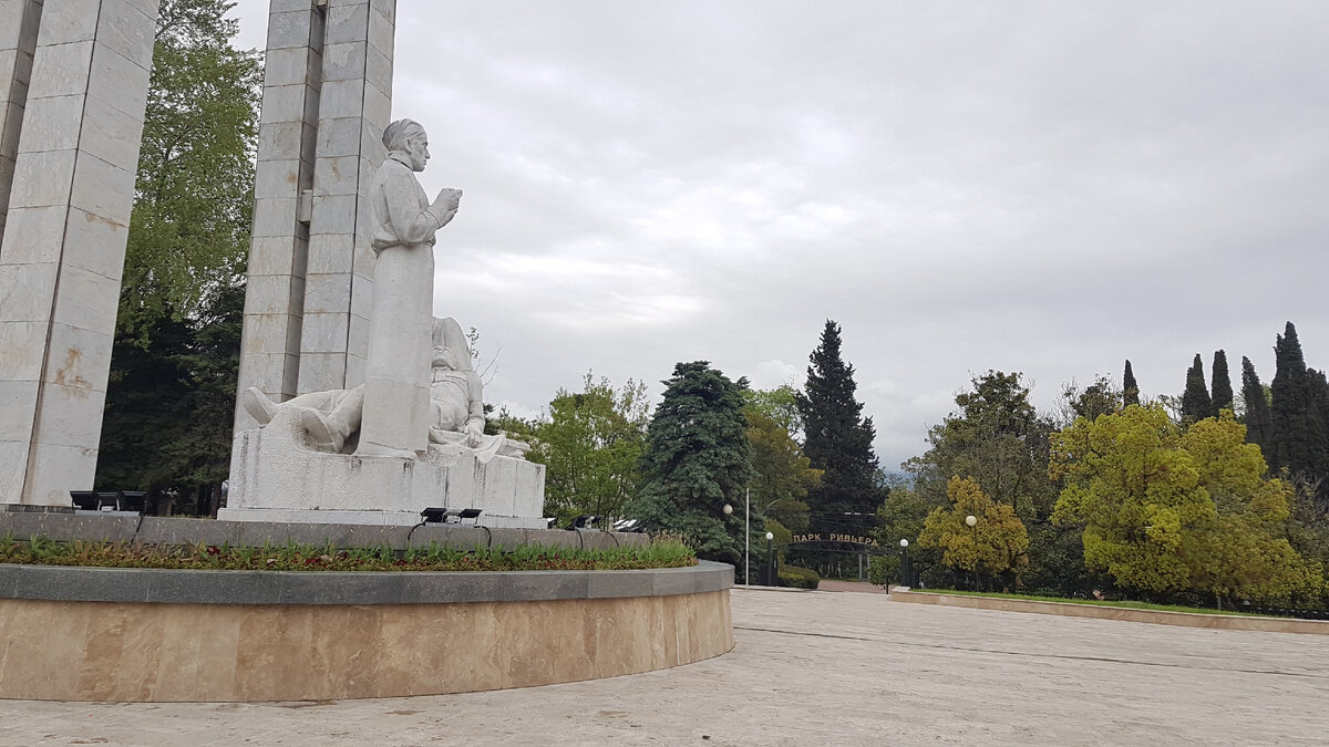 Рядом с памятником еще один вход в Ривьеру