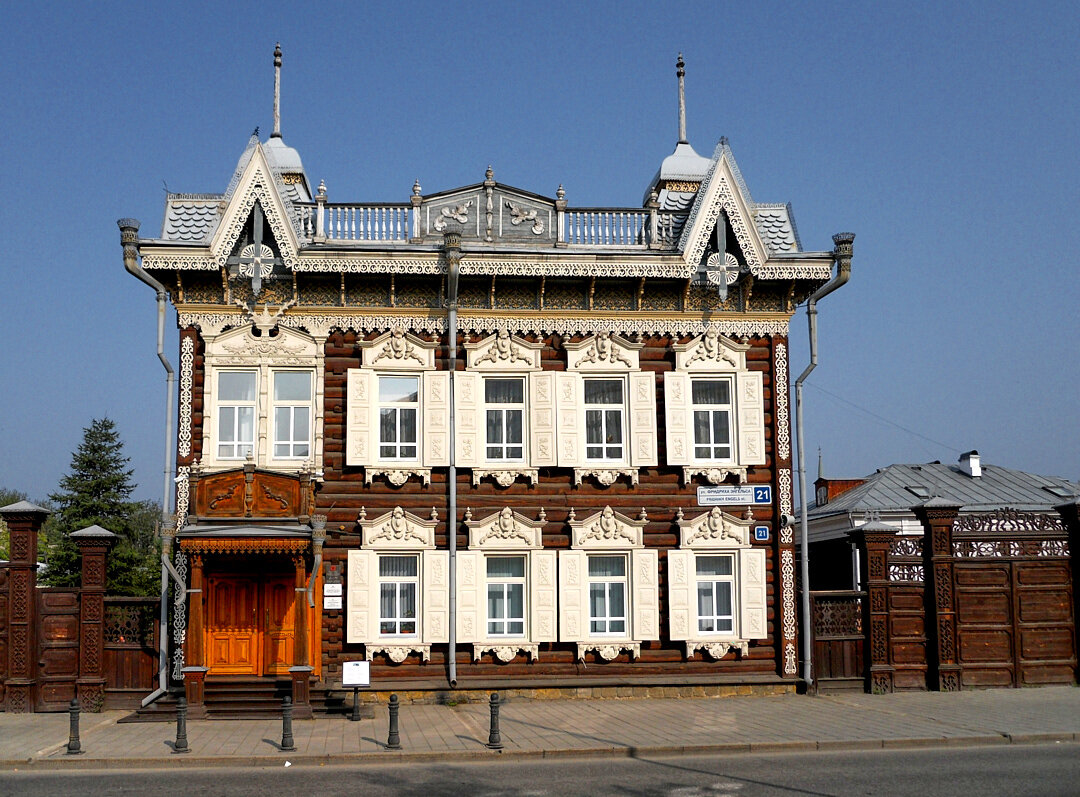 Наиболее ярким примером деревянного зодчества является «кружевной дом», или дом купцов Шастиных, возведенный в 1840–1843 году в стиле русского барокко. Фото: Serge Kolyzhev / Wikimedia.org