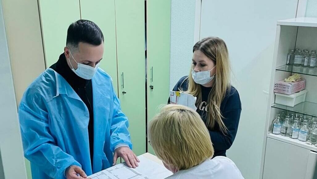     Двор больницы №38, которая находится в центре Нижнего Новгорода, планируют превратить в удобную прогулочную зону. Об этом сообщил глава регионального минздрава Давид Мелик-Гусейнов в своем Telegram-канале.