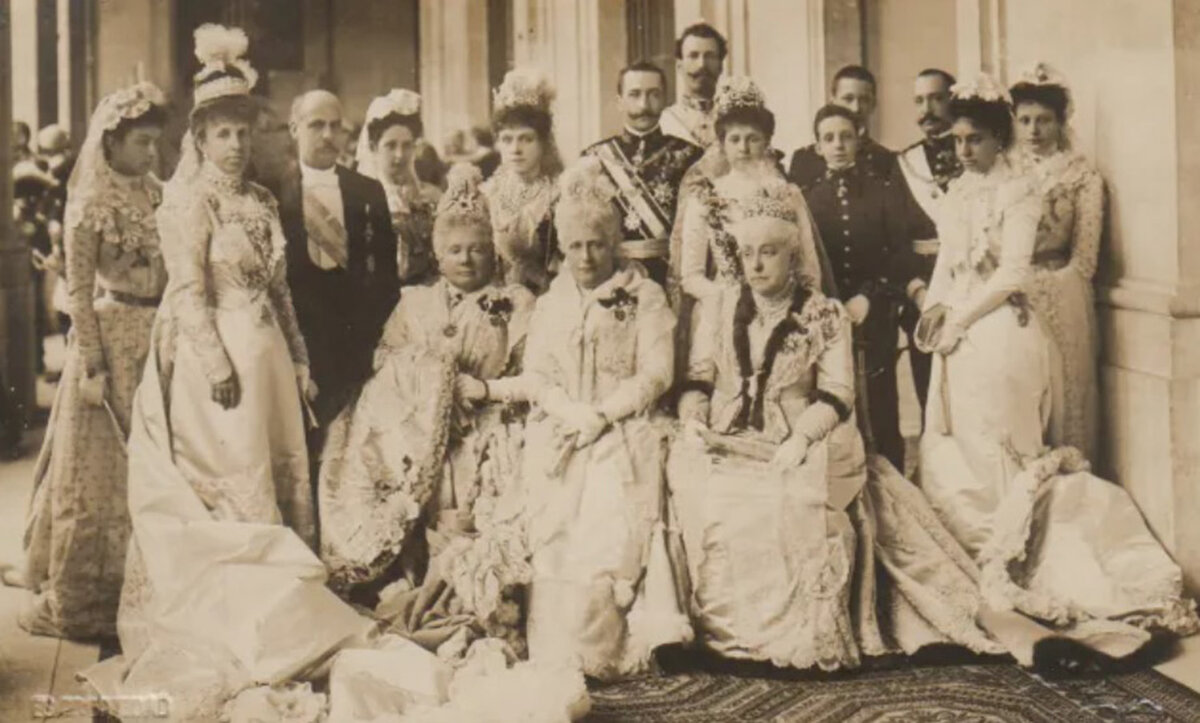 Принц Карлос, инфанта Мерседес и их семьи