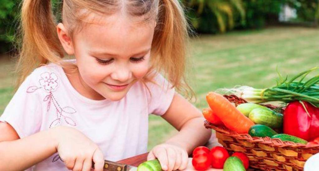 Фрукты для детей. Овощи и фрукты для детей. Девочка с овощами. Фотосессия детей с овощами и фруктами. Дети учат фрукты