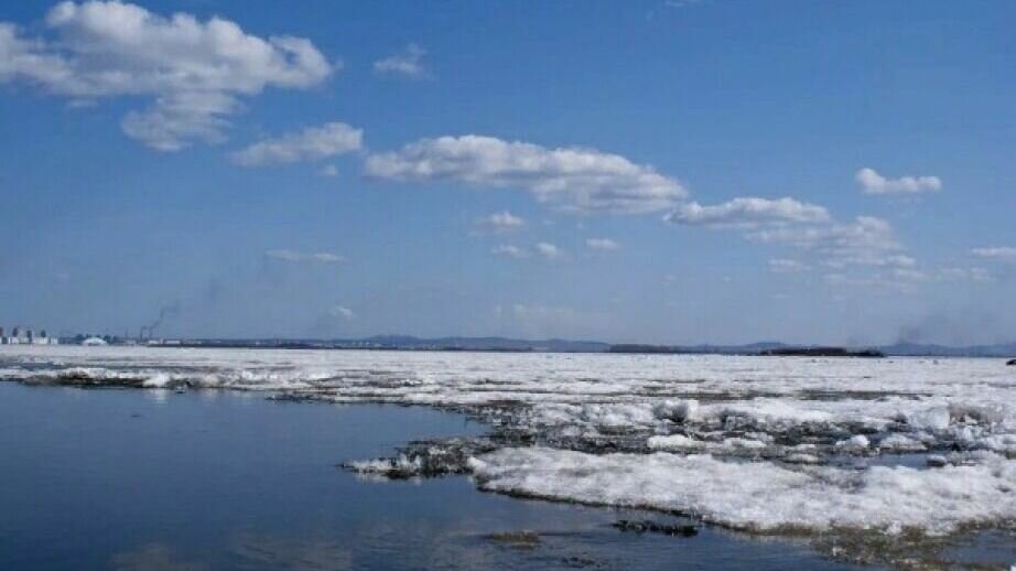     Гидрометеорологи предупредили о возрастании уровня воды на реке Амур после вскрытия льда, что может привести к подтоплению приусадебных участков и других объектов.