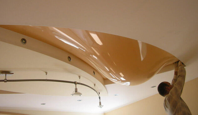 Устойчивость к давлению воды зависит и от ее температуры. Если она горячая, то есть превышает 60 градусов, слив воды с натяжного потолка нужно произвести как можно быстрее.