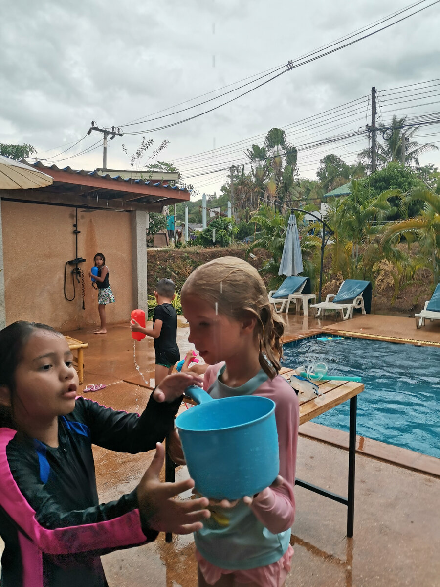 В день рождения Кати 5 дней назад дети пили из бассейна) Вот и заболела половина класса. 