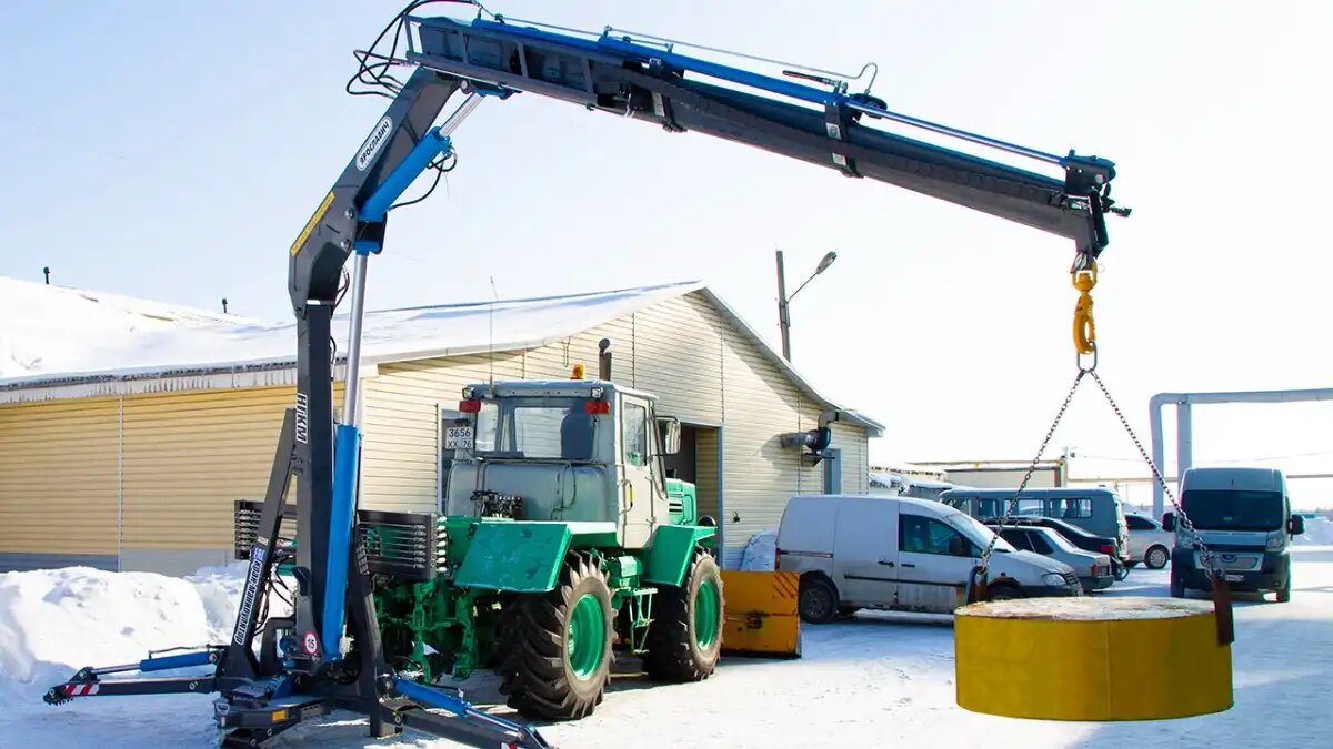 Фото: pkyar.ru Модернизированный тракторный кран-манипулятор НГКМ-5Т от «ПК «Ярославич»