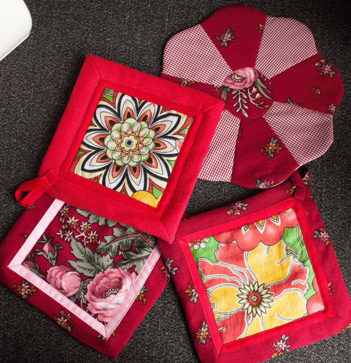 Эти прихватки не самые простые в пошиве. Фото автора.