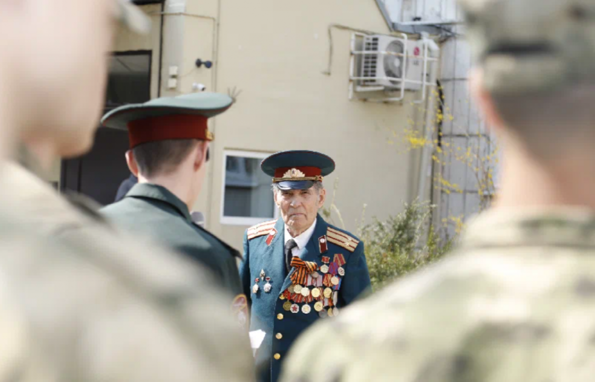    В Хабаровске Росгвардия провела мини-парады возле домов ветеранов ВОВ