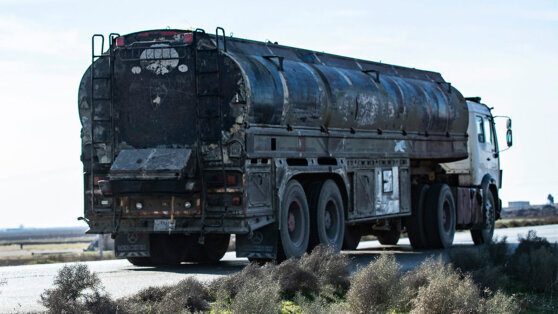    СМИ: военные США вывезли из Сирии в Ирак 33 цистерны с нефтью Анна Оленькова