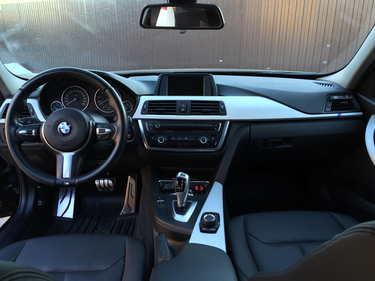 BMW f30 салон в темноте