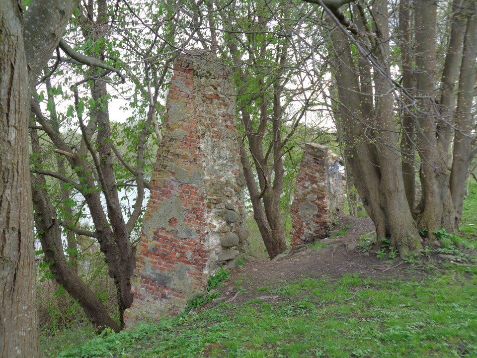    Эти мощные контрфорсы когда-то удерживали южный участок крепостной стены города. Игорь Самарин