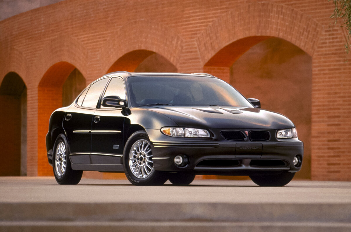    ## Pontiac Grand Prix GTP Ныне несуществующая марка «Понтиак» играла роль performance-дивизиона в составе General Motors. Была ли ее продукция по-настоящему спортивной — вопрос открытый и дискуссионный, но в части имиджа и «мускул» все оказывалось более-менее прилично. Посмотрите на седьмой по счету Grand Prix (1996–2003 г.в.). Красавчик, да еще и с компрессорным Buick V6 3800 Series II мощностью 243 л.с. Коробка передач четырехступенчатая автоматическая.   
Pontiac