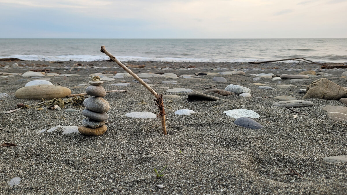Марко на пляже сделал конструкцию из камней и палки