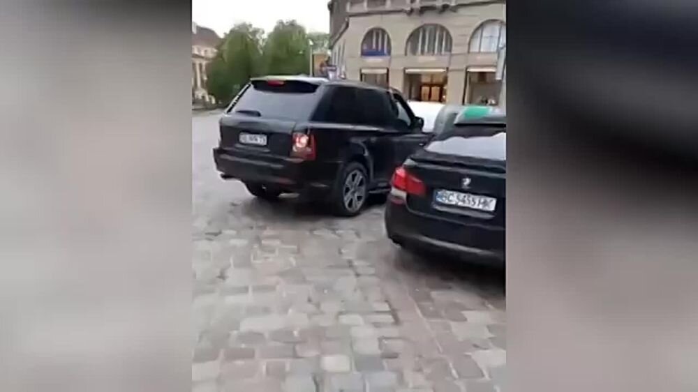 Машина "Рейндж Ровер" с кожаными сидушками.  фото: картинки  яндекса.