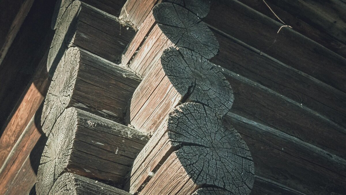     Местные активисты хотят включить дома, построенные в начале 20 века, в реестр памятников деревянного зодчества.