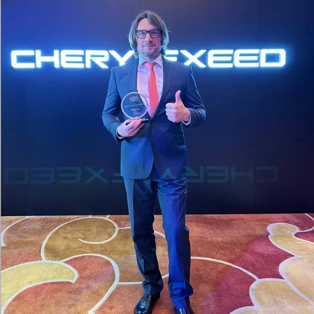 Коммерческий директор дилерского центра – Chery Центр Автоград Окружная - Степанов Эдуард Владимирович с наградой в Шанхае. 