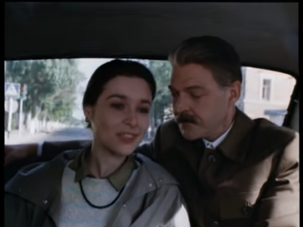 "Сын" Сталина "кадрит" девушку в служебном автомобиле