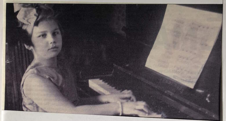 
Жанна Ран в отцовском доме. Йоновас, Литва. 1920-е