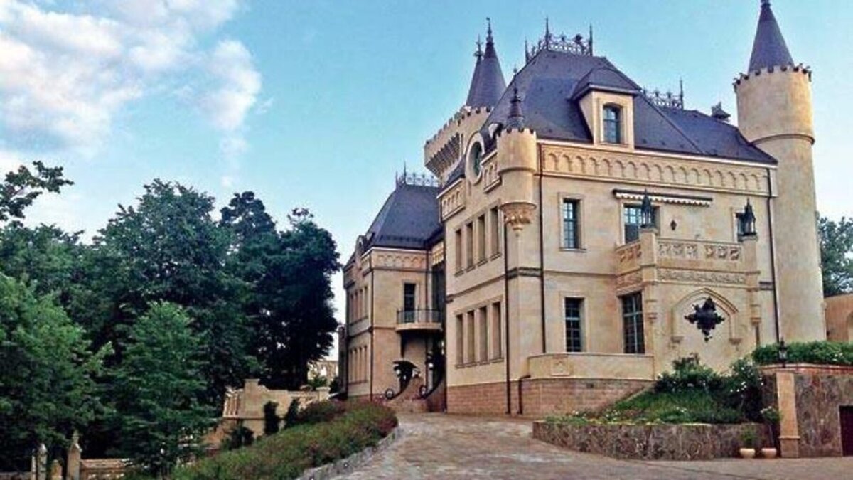    Замок в деревне Грязь