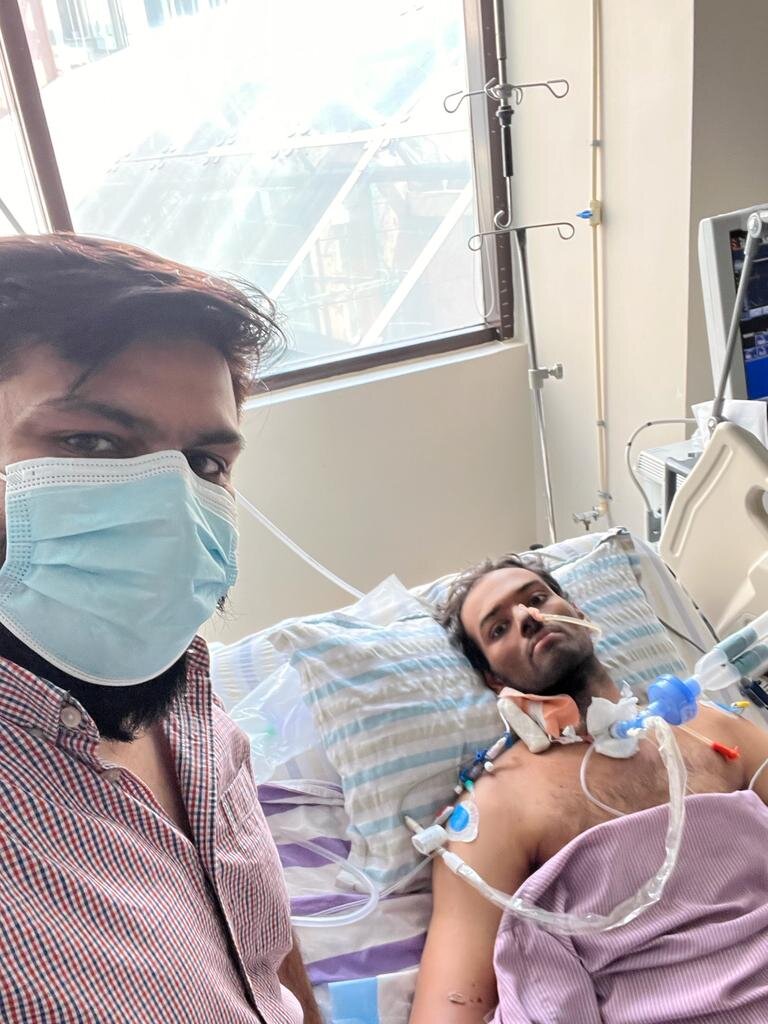 Анураг Малу и Пратик Гупта из страховой компании ASC360, которые следили за Малу с момента его прибытия. Фото: Пратик Гупта