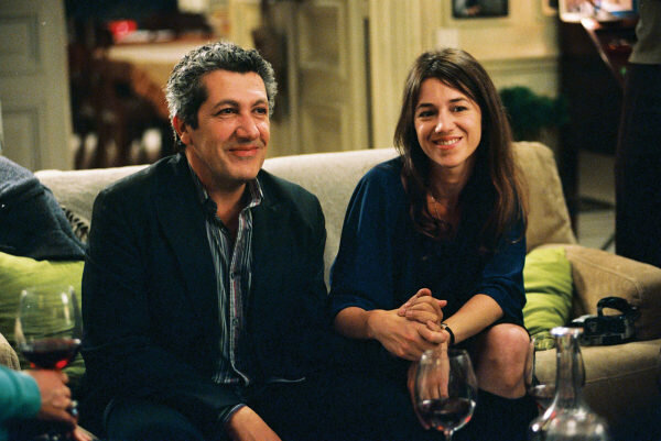 "Влюбленная" пара главных героев на первом знакомстве с семьей. Кадр - Кинопоиск.ру