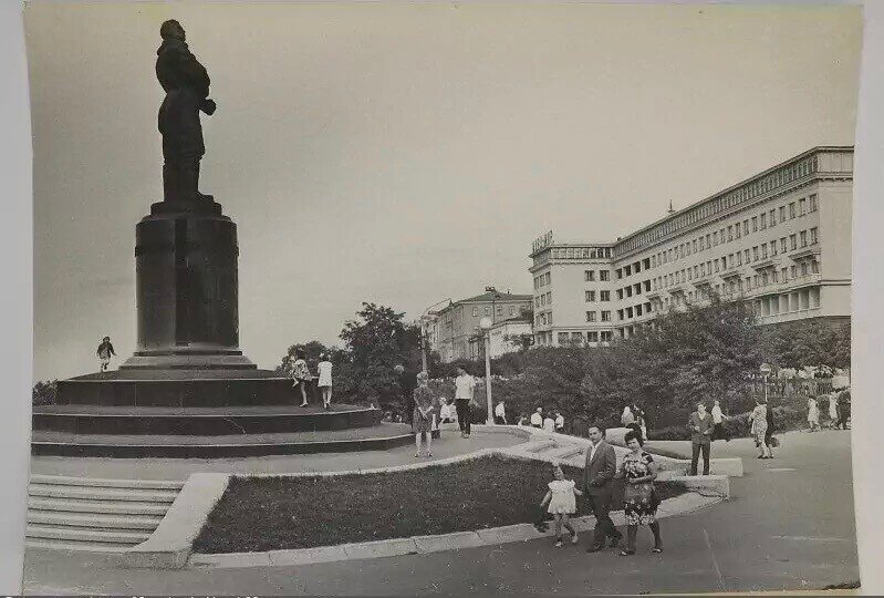 Памятник Чкалову. Горький 1966 год.