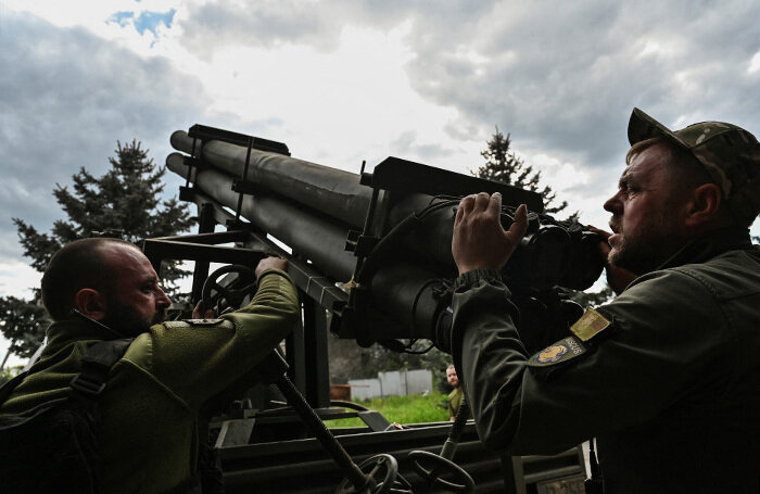    Украинские военнослужащие готовят к бою РСЗО «Партизан».Reuters