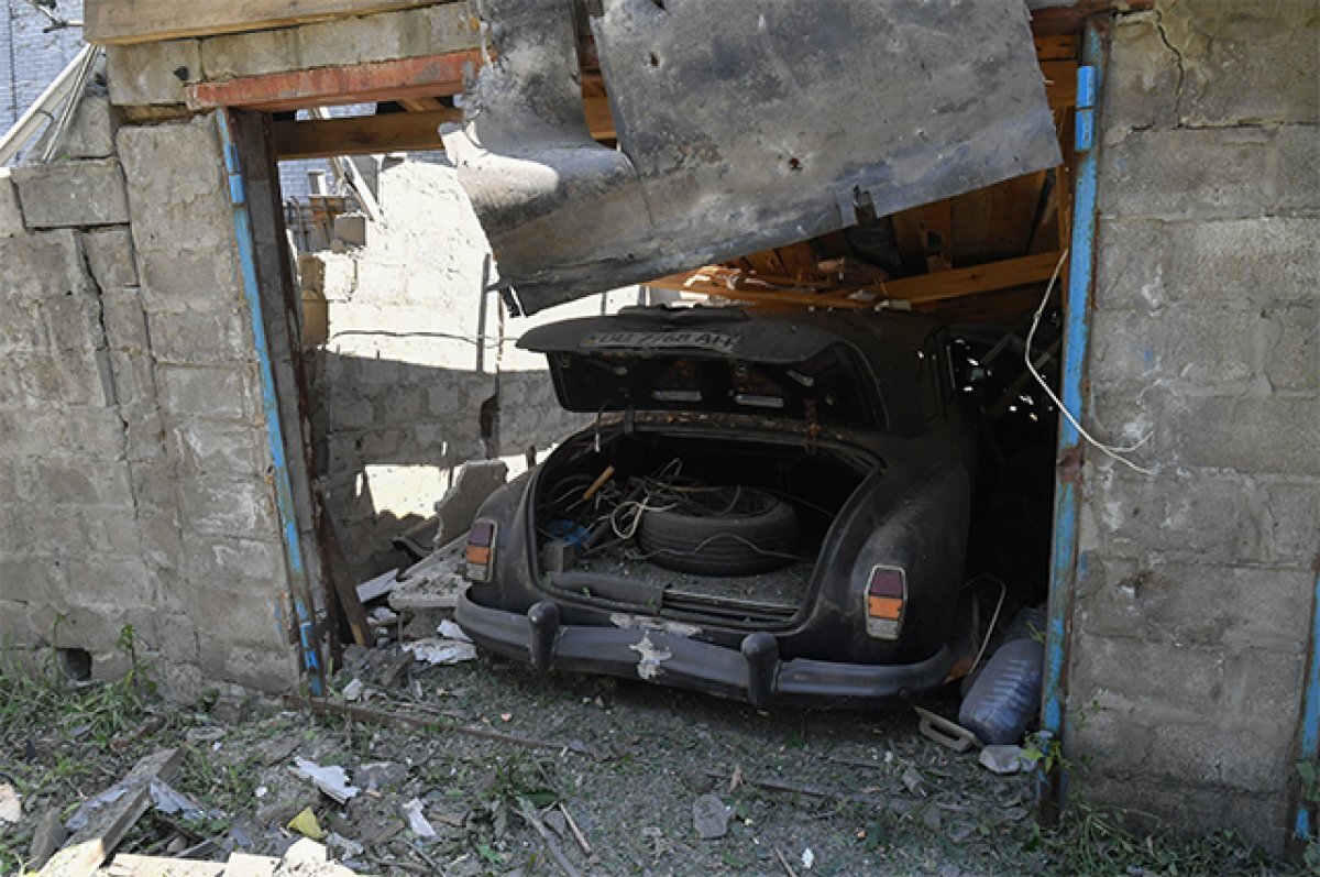    Автомобиль в гараже в районе Юбилейный Луганска, разрушенный в результате обстрела со стороны ВСУ.