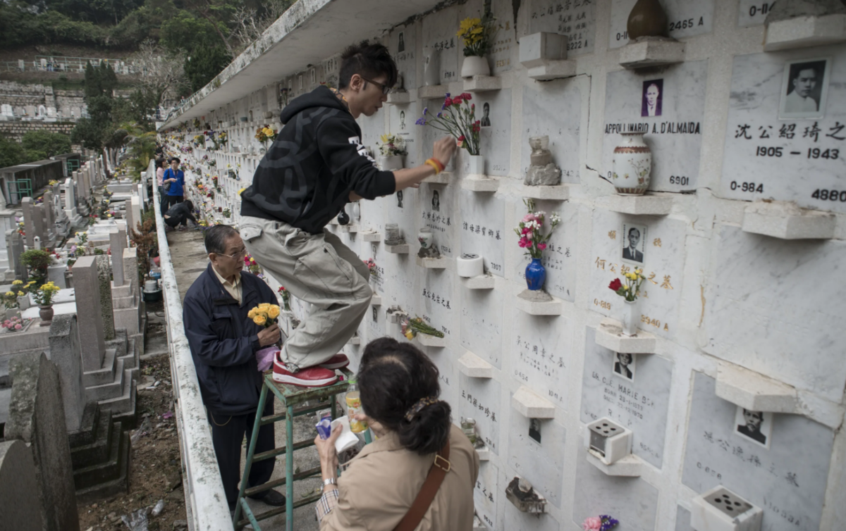 Колумбарий в Южной Корее. Корейское кладбище кремирование. Колумбарий в Китае. Кладбище в Китае.