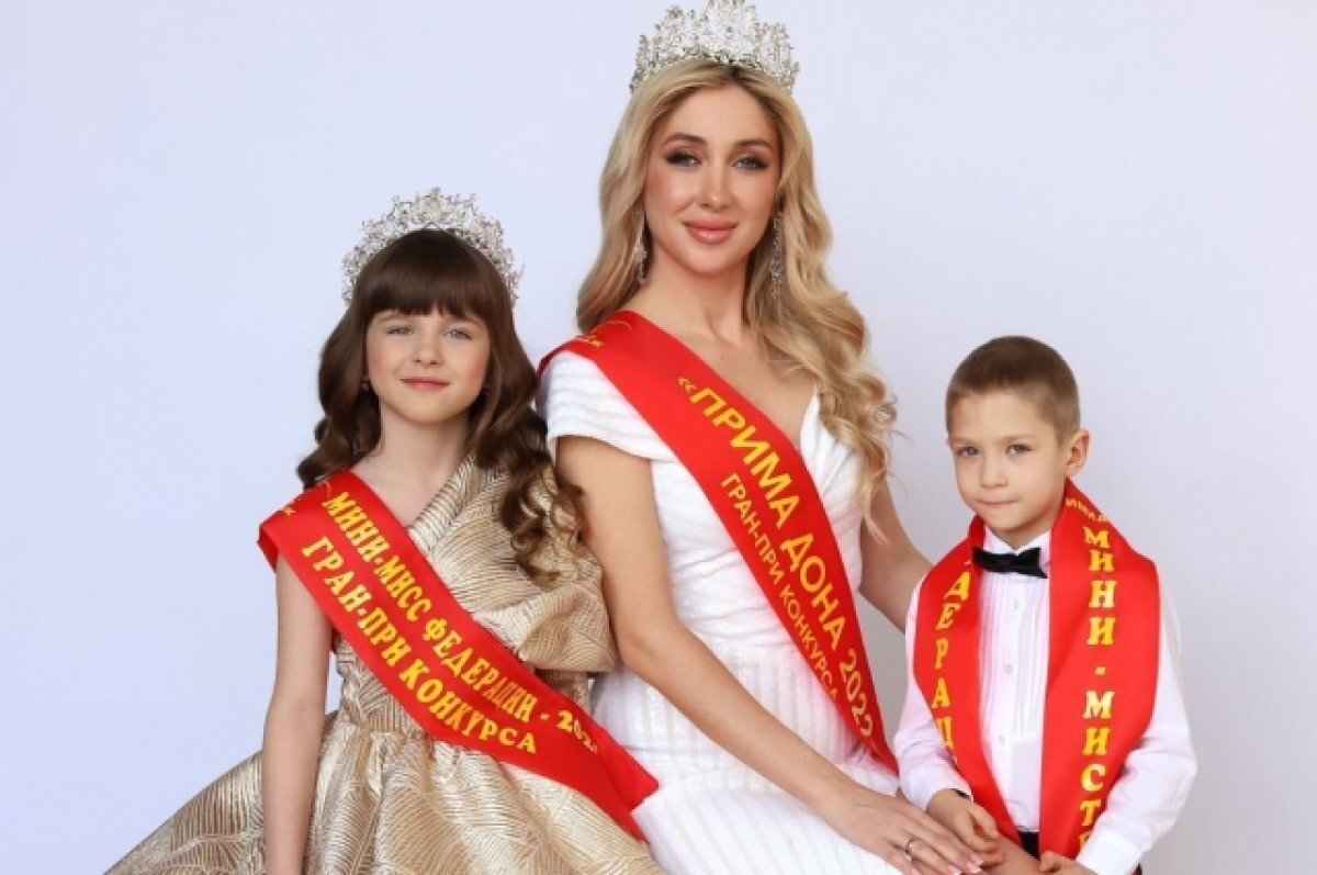    Екатерина Паскарь с дочерью Анастасией и сыном Платоном.