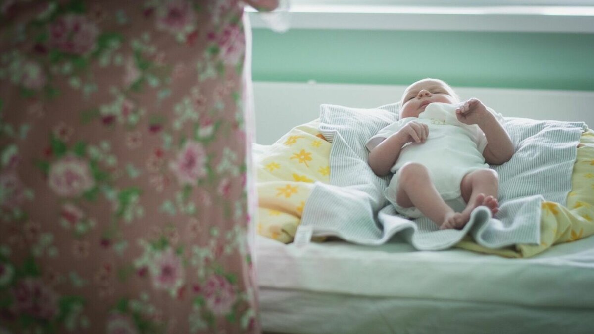     В Нижнекамске женщина родила ребенка, когда была дома одна. После этого она спрятала новорожденного на балконе в коробке. Об этом пишет РЕН ТВ.