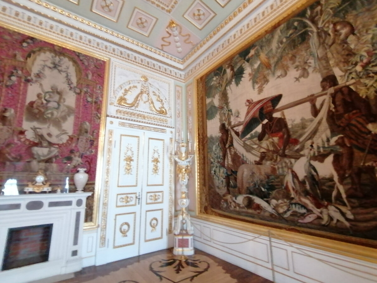 Малиновая гостиная