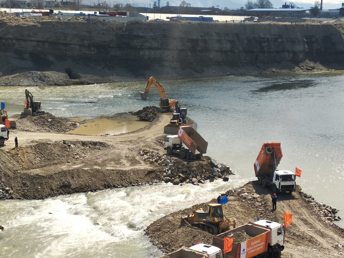 © Сайга / CC BY-SA 4.0 (Перекрытие Кубани на строительстве Красногорских МГЭС, апрель 2021 г. Проект ГЭС после остановки работ неоднократно перерабатывался. В 2006-м состоялась церемония возобновления строительства, но по факту к сооружению объекта так и не приступили. Позднее документация вновь была пересмотрена, и в 2017-м предпочтение отдали двум малым ГЭС по 24,9 МВт. Возведение объектов стартовало в 2019-м, а в конце апреля 2023-го МГЭС ввели в эксплуатацию)