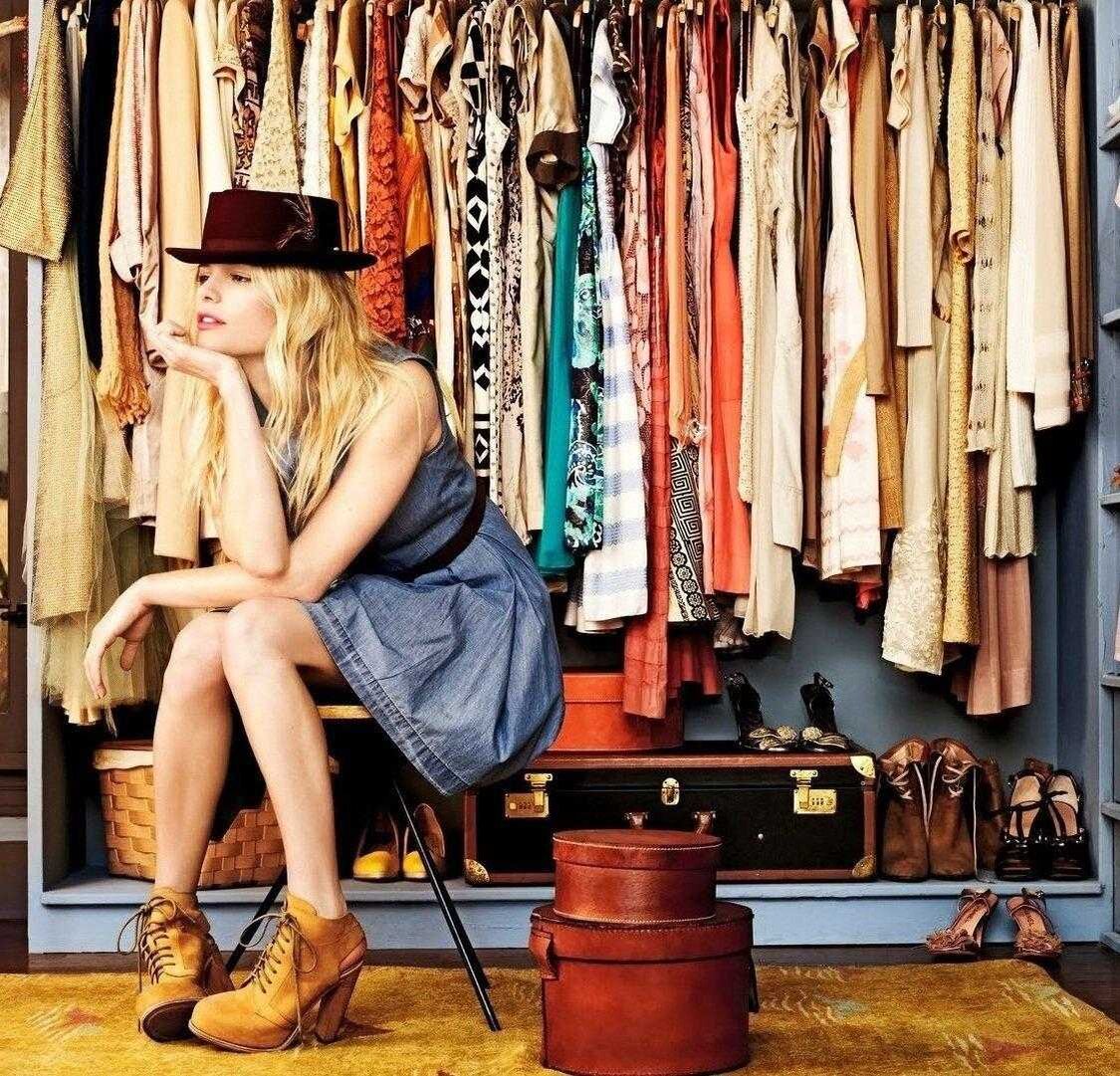 выброшенные вещи. разбросанные вещи. стилист одежды. много вещей. куча вещей.