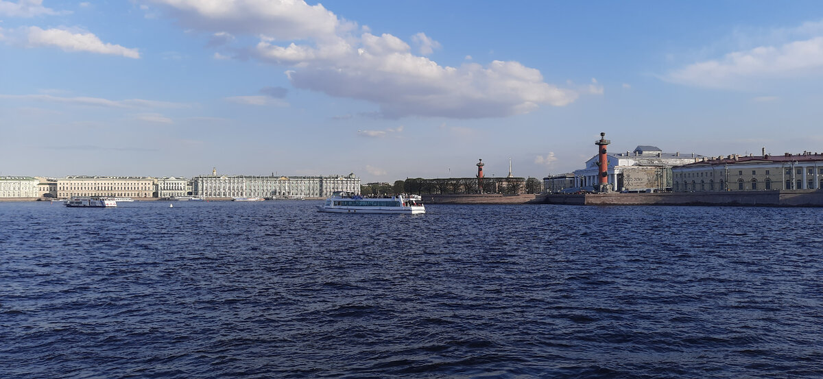 Нева. Вид на Стрелку Васильевского острова