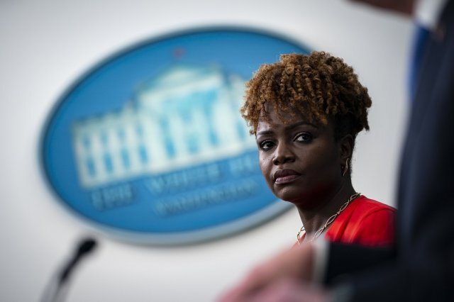    Почему пресс-секретарь Белого дома сбежала после вопроса о России и Трампе?