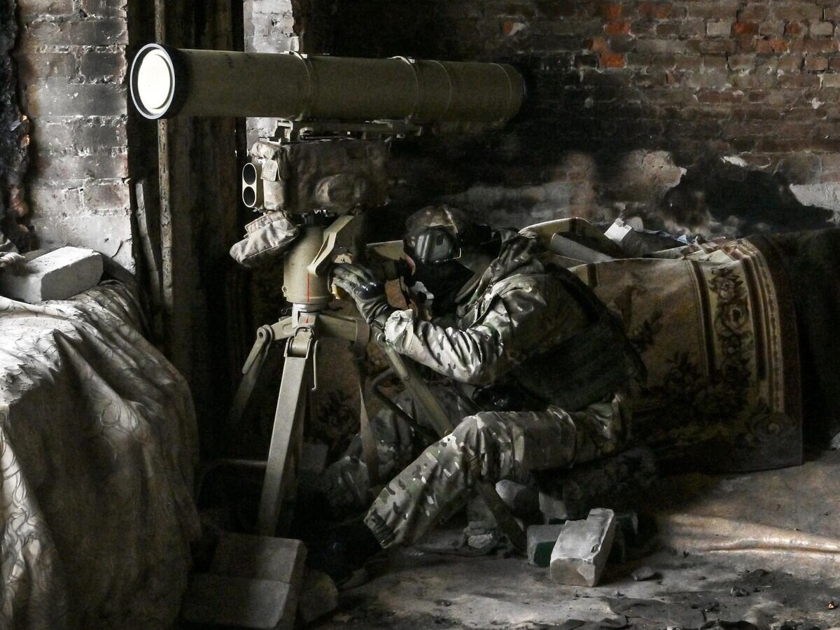    Боец ЧВК "Вагнер" ведет наводку перед стрельбой из ПТРК "Корнет"© РИА Новости / Евгений Биятов
