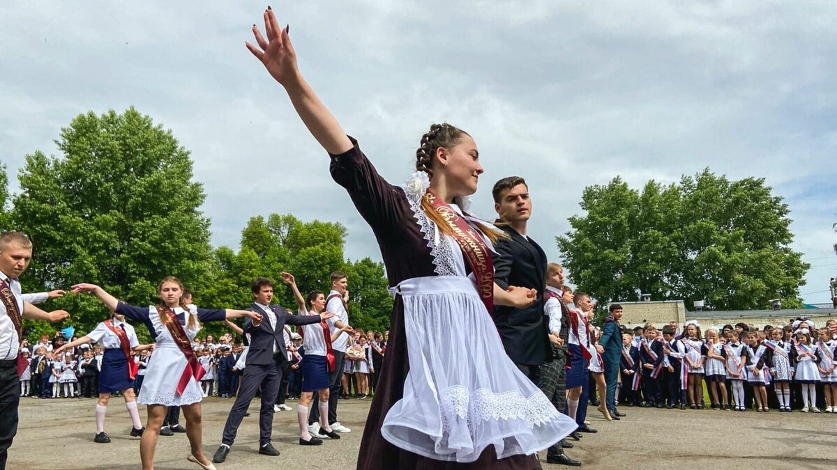     Выпускникам в нынешнем году повезло с погодой в важный день.