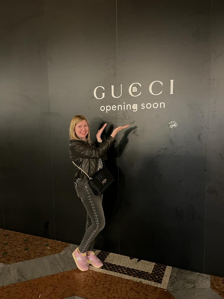 Это я в Милане. Представляю баннер Gucci 😄Галерея на площади Дуомо